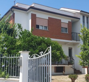 SABAUDIA: SPLENDIDA PORZIONE DI VILLA BIFAMILIARE