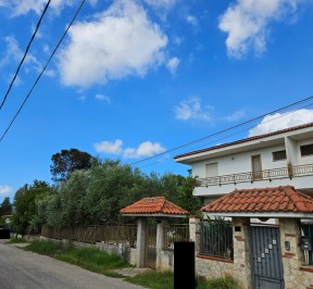 PORZIONE DI VILLA BIFAMILIARE CON AMPIO GIARDINO - Strada Fontanile