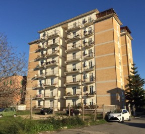 APPARTAMENTO LUMINOSO IN VIA TEVERE