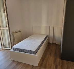 AFFITTASI STANZA CON BALCONE A STUDENTESSA - Via Toti, 48